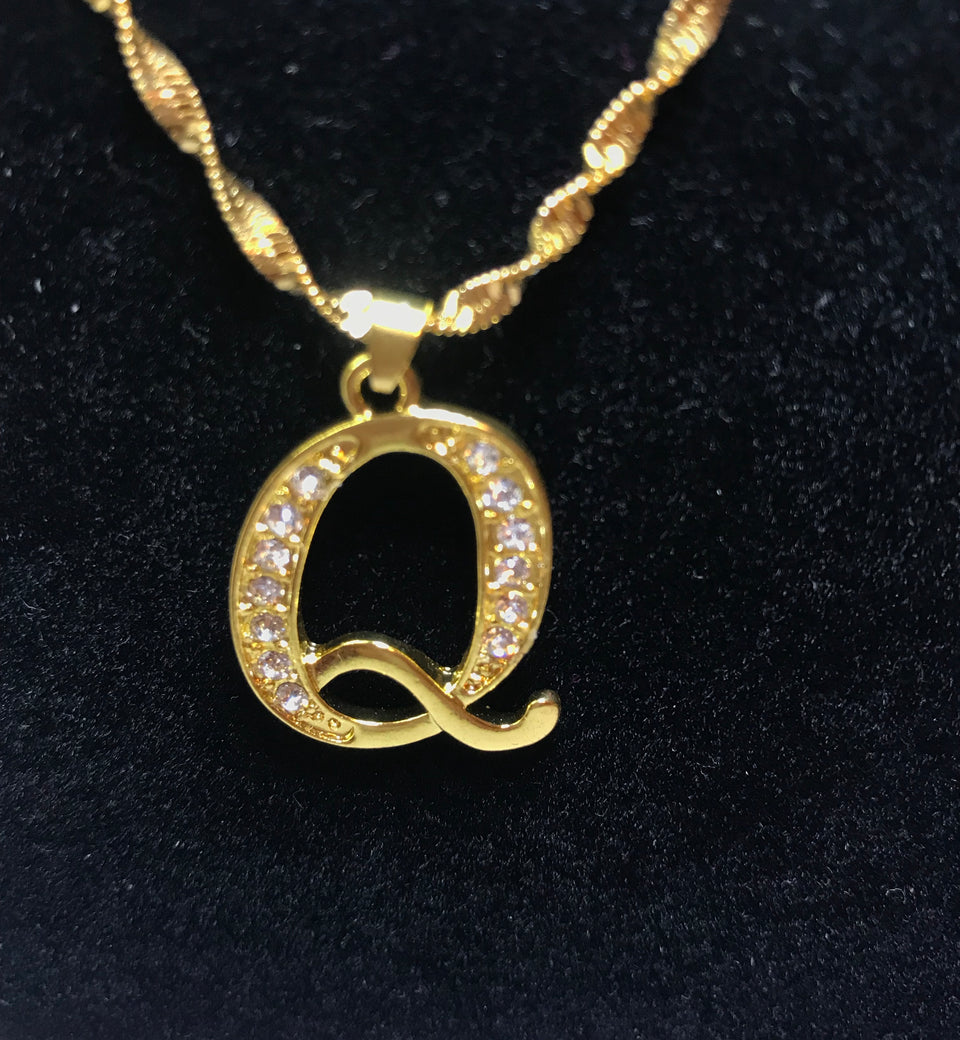 18k gold plated letter with zircon Letter Q necklace - Ruby's Jewelry
